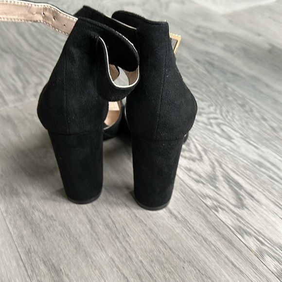 Pointed Toe Ankle Strap Suede Heels | Size 8 - Picture 5 of 11